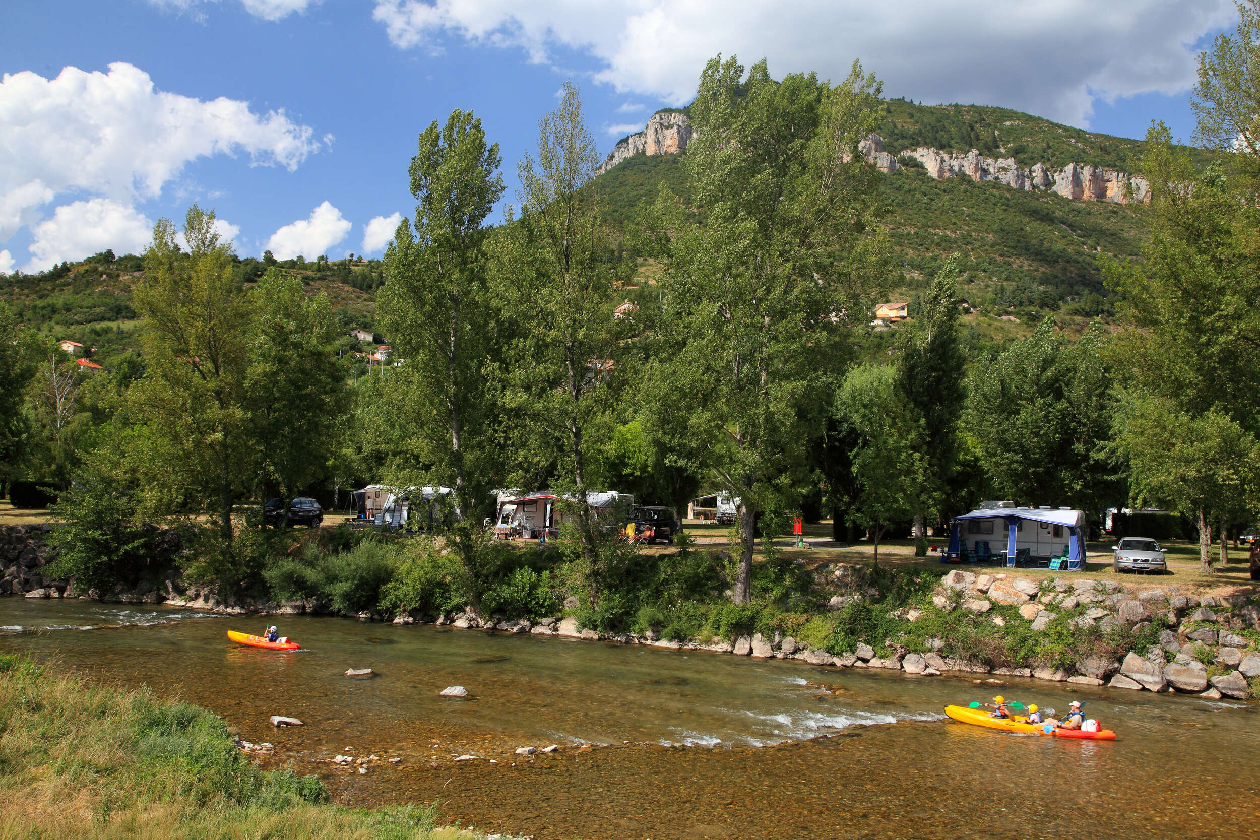 Camping au bord d'une rivière et canoë