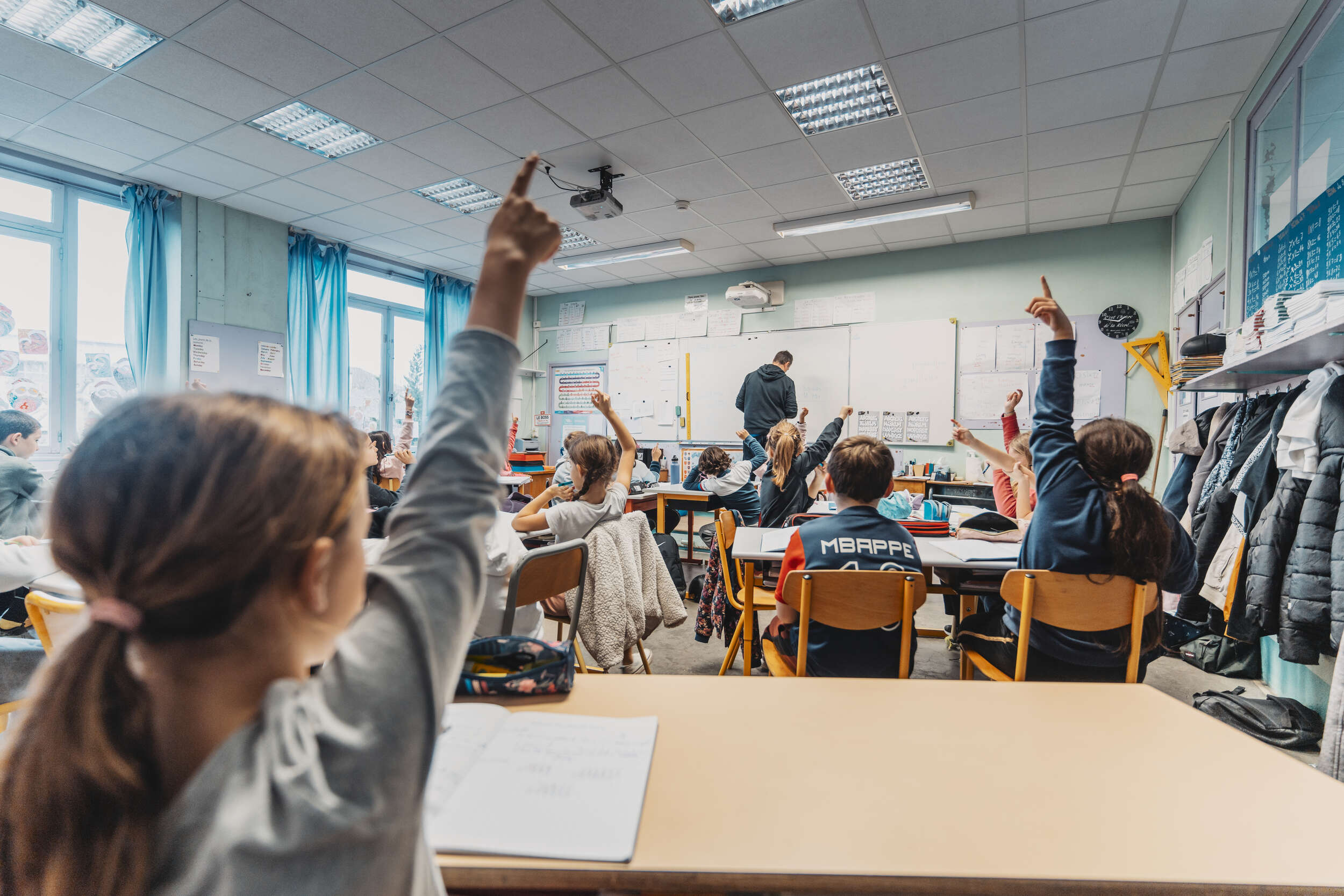 Enfants à l'école primaire en Aveyron